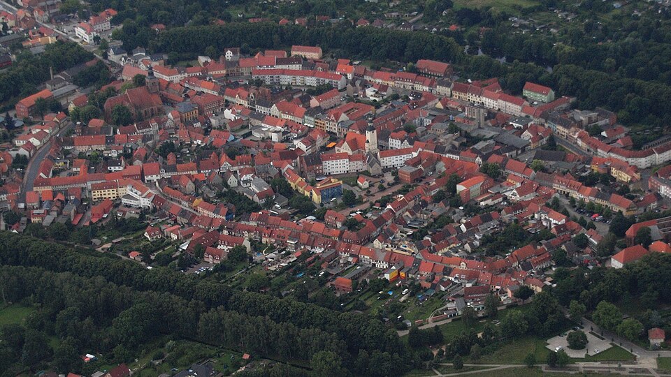 Umzug von Gardelegen nach Zypern per Container: Gardelegen, Luftaufnahme – Foto: Wolkenkratzer, CC BY-SA 4.0, via Wikimedia Commons Umzug von Gardelegen nach Zypern per Container: Gardelegen, Luftaufnahme
