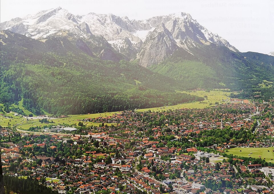 Umzug von Garmisch-Partenkirchen nach Zypern per Container: Garmisch P in Garmisch-Partenkirchen – Foto: Milei.vencel, CC BY-SA 4.0, via Wikimedia Commons Umzug von Garmisch-Partenkirchen nach Zypern per Container: Garmisch P in Garmisch-Partenkirchen
