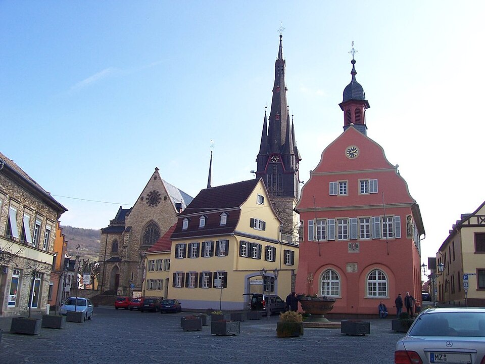 Umzug von Gau-Algesheim nach Zypern per Container: Rathaus am Marktplatz in Gau-Algesheim – Foto: Traveler100, CC BY-SA 4.0, via Wikimedia Commons Umzug von Gau-Algesheim nach Zypern per Container: Rathaus am Marktplatz in Gau-Algesheim