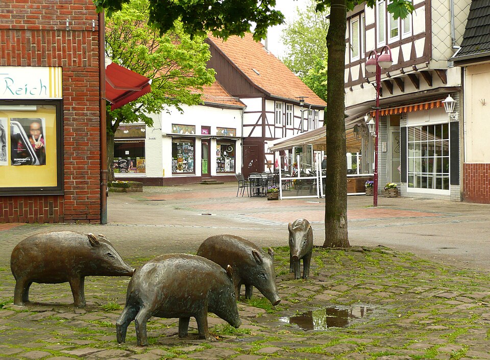 Umzug von Gehrden nach Zypern per Container: Gehrden Fussgängerzone Schweine – Foto: Axel Hindemith, CC BY 3.0, via Wikimedia Commons Umzug von Gehrden nach Zypern per Container: Gehrden Fussgängerzone Schweine