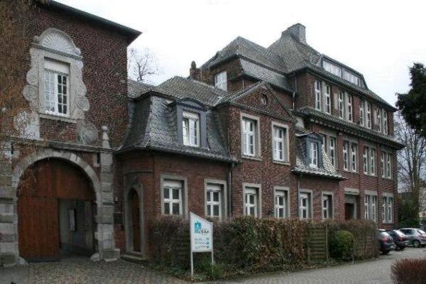 Umzug von Geilenkirchen nach Zypern per Container: Burg Geilenkirchen, Markt (Geilenkirchen) – Foto: Käthe u. Bernd Limburg (http://www.limburg-bernd.de), CC BY-SA 3.0 de, via Wikimedia Commons Umzug von Geilenkirchen nach Zypern per Container: Burg Geilenkirchen, Markt (Geilenkirchen)
