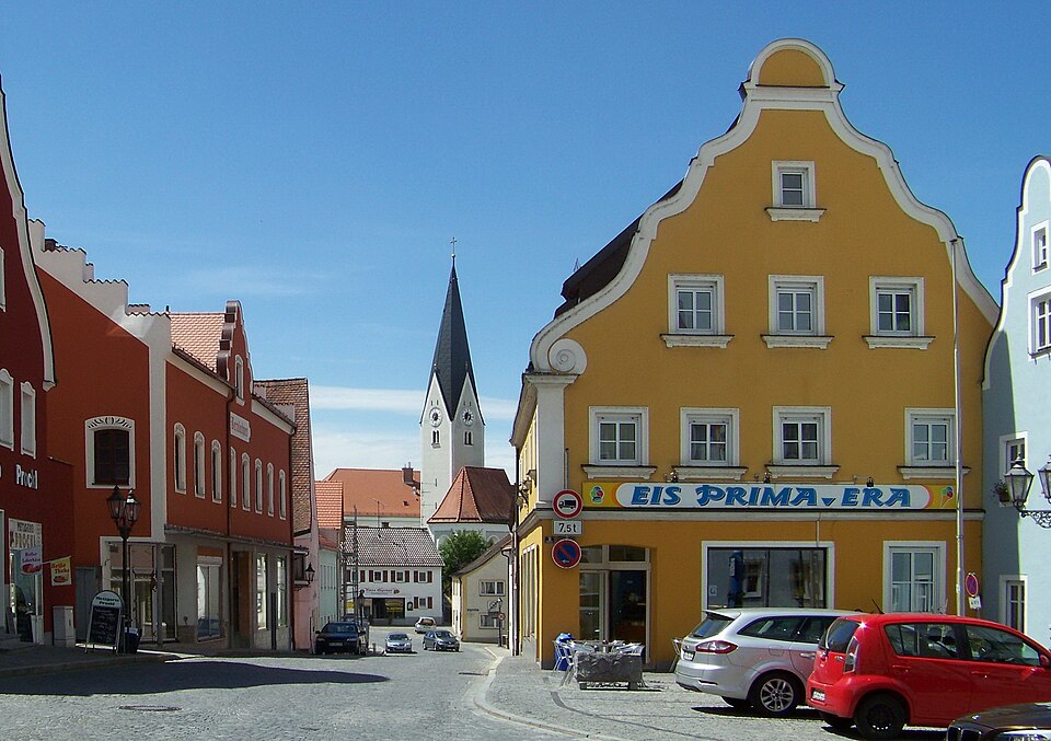 Umzug von Geiselhöring nach Zypern per Container: Geiselhöring Stadtplatz – Foto: Elcom.stadler, CC BY-SA 4.0, via Wikimedia Commons Umzug von Geiselhöring nach Zypern per Container: Geiselhöring Stadtplatz