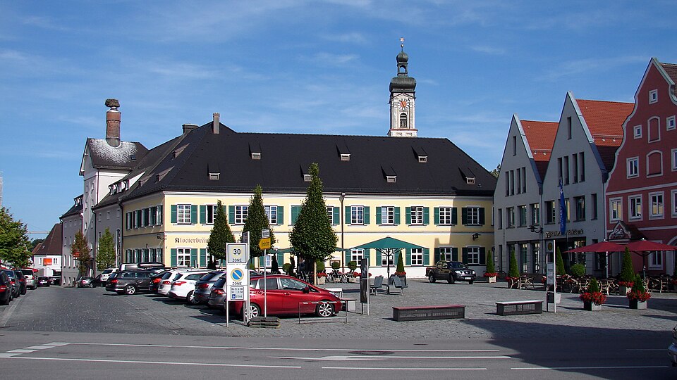 Umzug von Geisenfeld nach Zypern per Container: Geisenfeld Stadtplatzensemble – Foto: H. Helmlechner, CC BY-SA 2.5, via Wikimedia Commons Umzug von Geisenfeld nach Zypern per Container: Geisenfeld Stadtplatzensemble