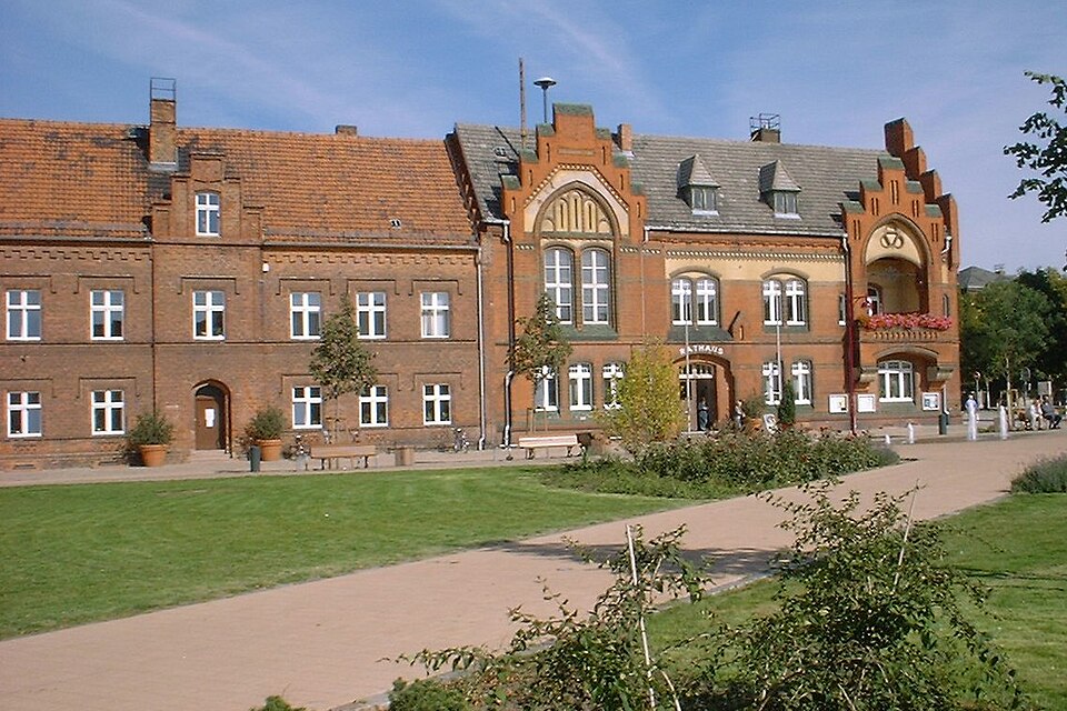 Umzug von Genthin nach Zypern per Container: Genthin Rathaus – Foto: Doris Antony, Berlin, CC BY-SA 3.0, via Wikimedia Commons Umzug von Genthin nach Zypern per Container: Genthin Rathaus