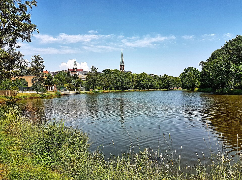Umzug von Geringswalde nach Zypern per Palette: Geringswalde Blick über den Großteich auf Rathaus und Kirche – Foto: Joachim Köhler, CC BY-SA 4.0, via Wikimedia Commons Umzug von Geringswalde nach Zypern per Palette: Geringswalde Blick über den Großteich auf Rathaus und Kirche
