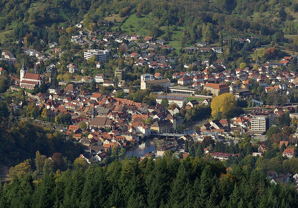 Umzug von Gernsbach nach Zypern per Container: Stadtansicht Gernsbach – Foto: Rainer Lück http://1RL.de, CC BY-SA 3.0, via Wikimedia Commons Umzug von Gernsbach nach Zypern per Container: Stadtansicht Gernsbach