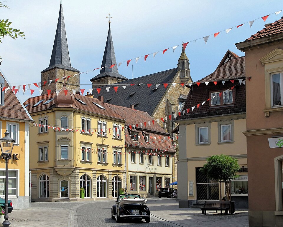Umzug von Gerolzhofen nach Zypern per Container: GEO Marktstraße in Gerolzhofen – Foto: Bbb, CC BY-SA 3.0, via Wikimedia Commons Umzug von Gerolzhofen nach Zypern per Container: GEO Marktstraße in Gerolzhofen