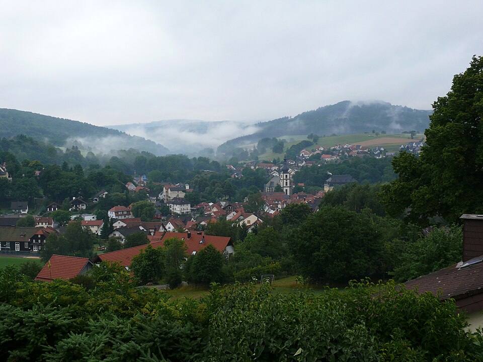 Umzug von Gersfeld nach Zypern per Container: Stadtansicht Gersfeld – Foto: Lotron, CC BY-SA 3.0, via Wikimedia Commons Umzug von Gersfeld nach Zypern per Container: Stadtansicht Gersfeld