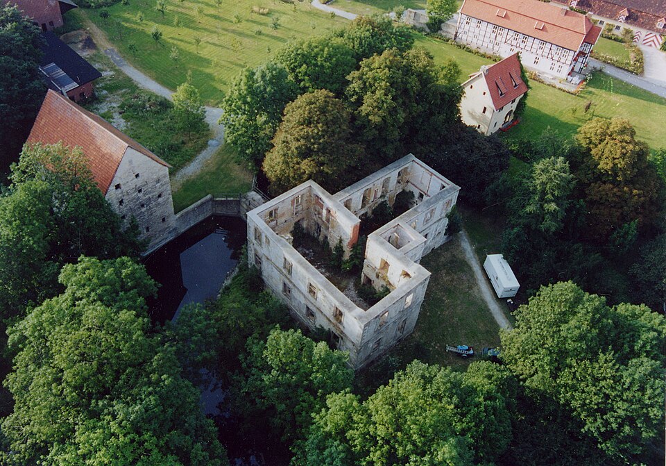 Umzug von Geseke nach Zypern per Container: Schlossruine in stoermede luftaufnahme in Geseke – Foto: Anton Dreier bzw. Kulturring Störmede, CC BY-SA 3.0, via Wikimedia Commons Umzug von Geseke nach Zypern per Container: Schlossruine in stoermede luftaufnahme in Geseke
