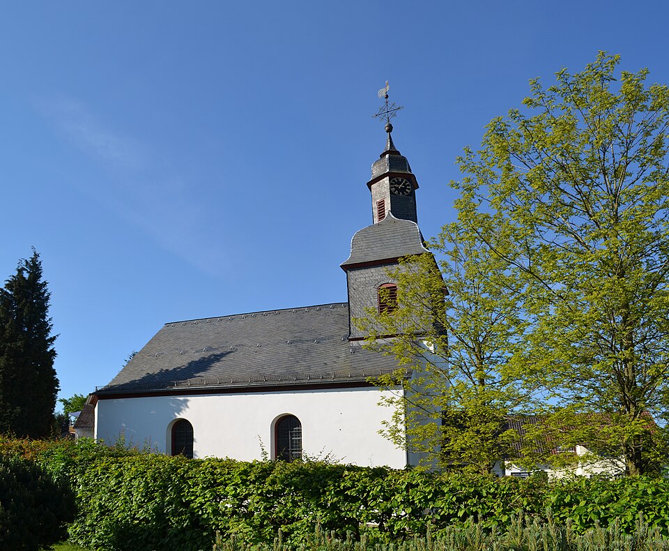 Umzug von Glashütten nach Zypern per Container: Glashütten, katholische Kirche, Seite – Foto: Karsten Ratzke, CC0, via Wikimedia Commons Umzug von Glashütten nach Zypern per Container: Glashütten, katholische Kirche, Seite