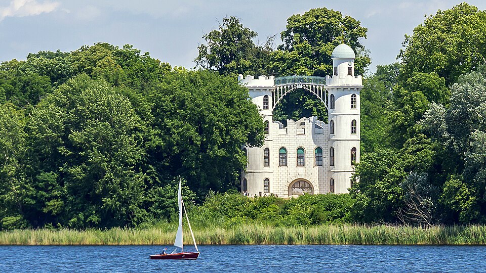 Umzug von Glienicke nach Zypern per Container: Potsdam Schloß Pfaueninsel in Glienicke – Foto: NoRud, CC BY-SA 3.0 de, via Wikimedia Commons Umzug von Glienicke nach Zypern per Container: Potsdam Schloß Pfaueninsel in Glienicke