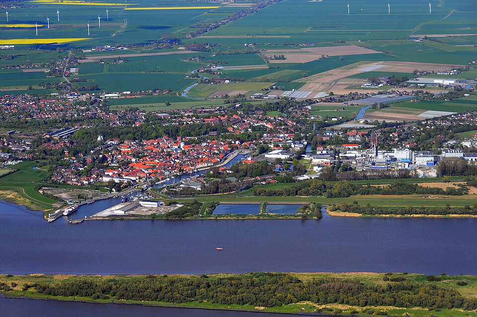 Umzug von Glückstadt nach Zypern per Container: Luftaufnahmen Nordseekueste in Glückstadt – Foto: © Ra Boe / Wikipedia, CC BY-SA 3.0 de, via Wikimedia Commons Umzug von Glückstadt nach Zypern per Container: Luftaufnahmen Nordseekueste in Glückstadt