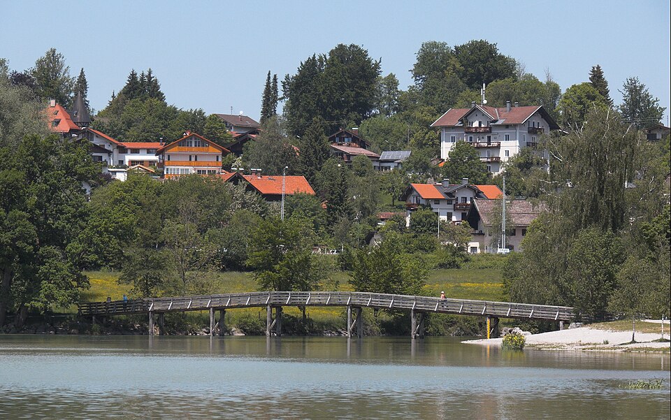 Umzug von Gmund am Tegernsee nach Zypern per Palette: Stadtansicht Gmund am Tegernsee – Foto: Kassandro, CC BY-SA 3.0, via Wikimedia Commons Umzug von Gmund am Tegernsee nach Zypern per Palette: Stadtansicht Gmund am Tegernsee