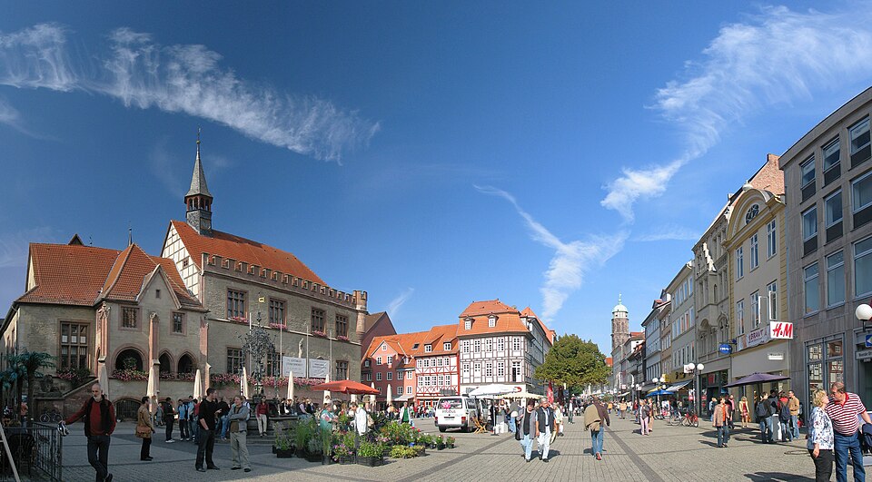 Umzug von Göttingen nach Zypern per Container: Goettingen Marktplatz Antilived in Göttingen – Foto: Daniel Schwen, CC BY 2.5, via Wikimedia Commons Umzug von Göttingen nach Zypern per Container: Goettingen Marktplatz Antilived in Göttingen