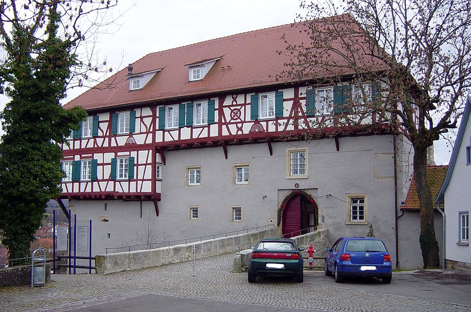 Umzug von Gomaringen nach Zypern per Container: Gomaringer Schloss in Gomaringen – Foto: Weitbrecht, Public domain, via Wikimedia Commons Umzug von Gomaringen nach Zypern per Container: Gomaringer Schloss in Gomaringen