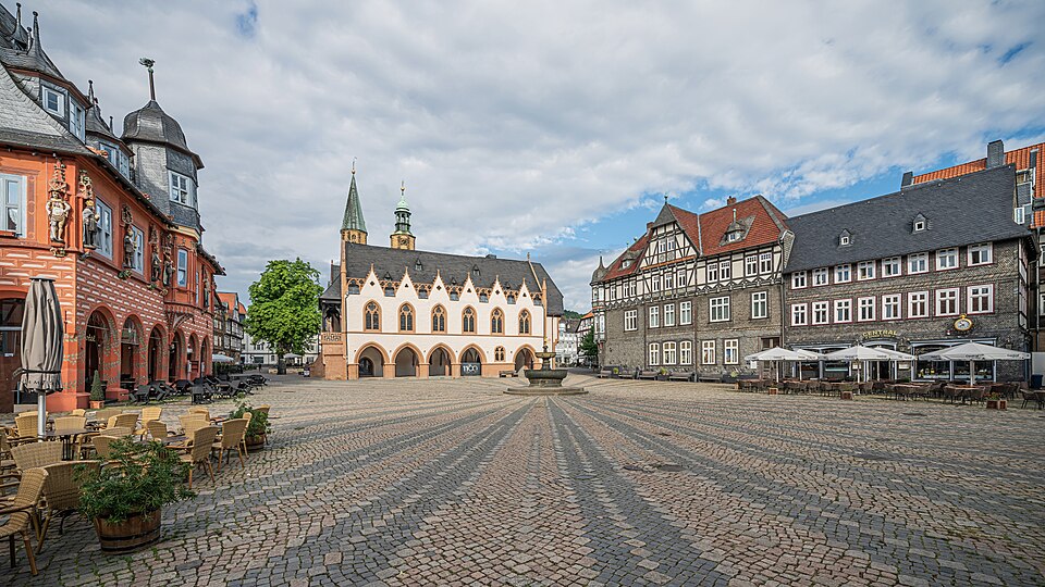 Umzug von Goslar nach Zypern per Container: Goslar Rathaus – Foto: A.Savin, FAL, via Wikimedia Commons Umzug von Goslar nach Zypern per Container: Goslar Rathaus