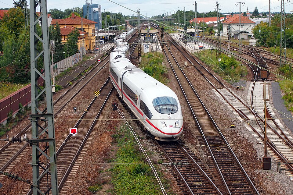 Umzug von Graben-Neudorf nach Zypern per Palette: Graben Neudorf Bahnhof in Graben-Neudorf – Foto: BlueBreezeWiki, CC BY-SA 3.0, via Wikimedia Commons Umzug von Graben-Neudorf nach Zypern per Palette: Graben Neudorf Bahnhof in Graben-Neudorf