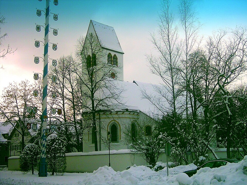 Umzug von Gräfelfing nach Zypern per Container: Graefelfing Alte Stephanuskirche Chor Maibaum in Gräfelfing – Foto: Wikimedia-Autor, CC BY-SA 3.0, via Wikimedia Commons Umzug von Gräfelfing nach Zypern per Container: Graefelfing Alte Stephanuskirche Chor Maibaum in Gräfelfing