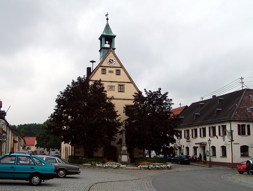 Umzug von Grafenwöhr nach Zypern per Container: Rathaus Grafenwöhr – Foto: btr, GFDL, via Wikimedia Commons Umzug von Grafenwöhr nach Zypern per Container: Rathaus Grafenwöhr
