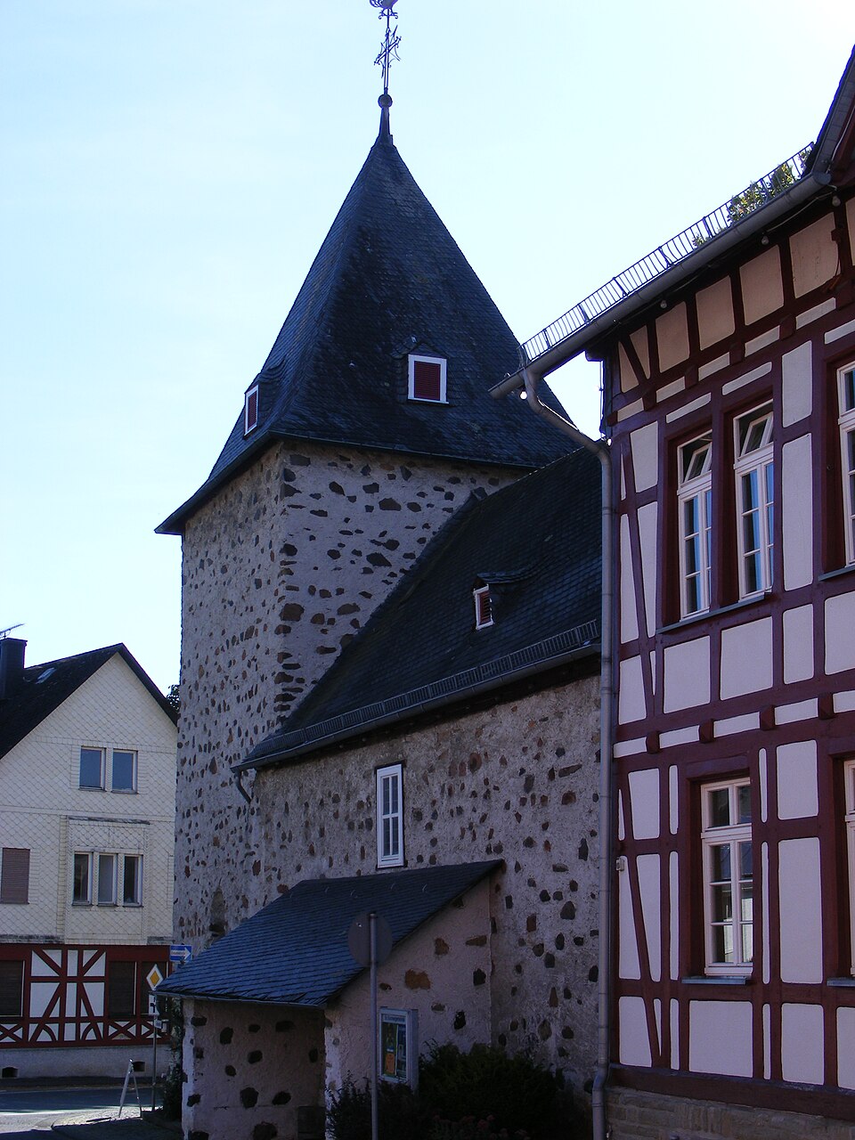Umzug von Greifenstein nach Zypern per Container: Greifenstein Allendorf Kirche – Foto: Meikel1965, CC BY-SA 3.0, via Wikimedia Commons Umzug von Greifenstein nach Zypern per Container: Greifenstein Allendorf Kirche