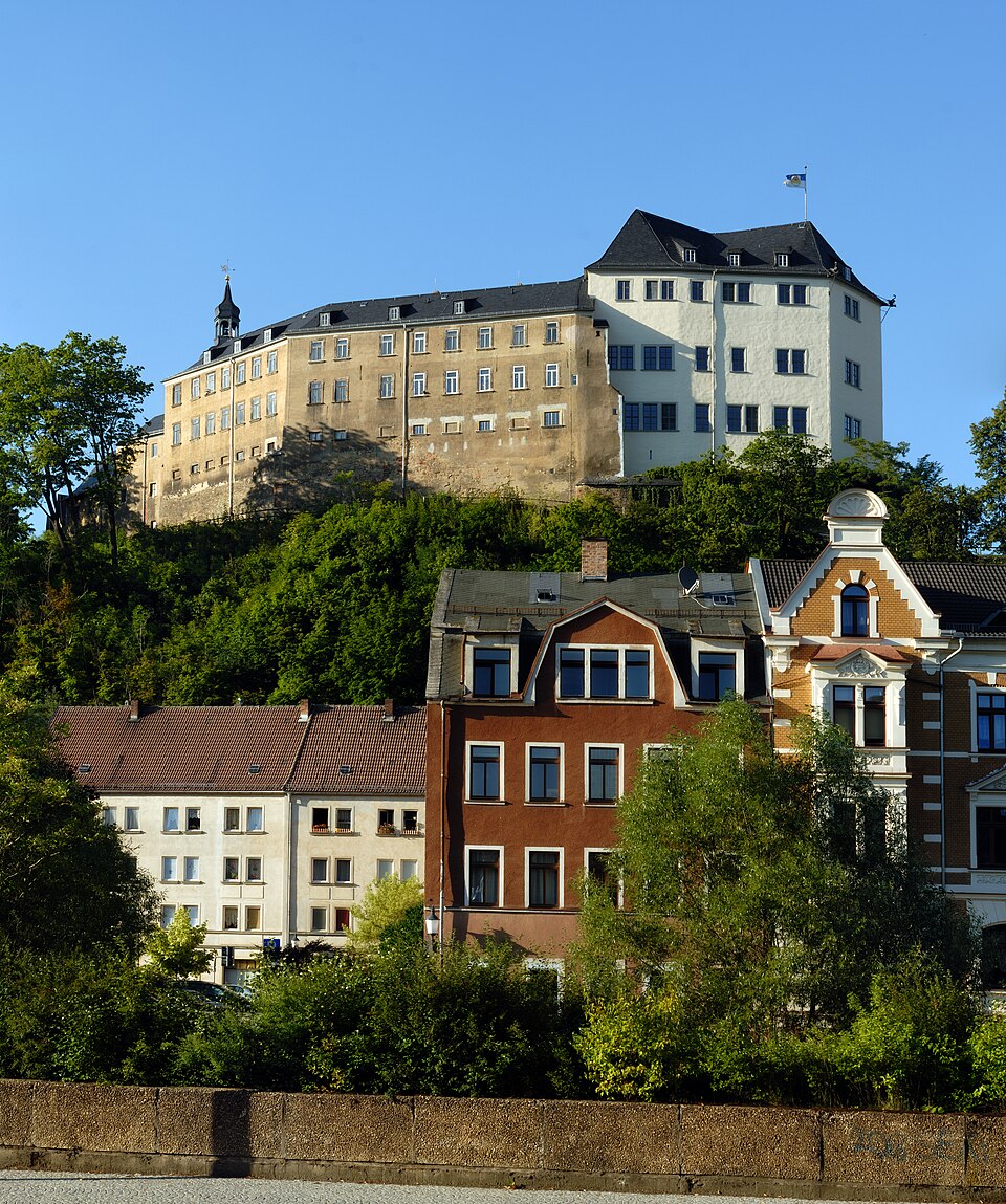 Umzug von Greiz nach Zypern per Container: Upper castle (aka) in Greiz – Foto: André Karwath aka Aka, CC BY-SA 2.5, via Wikimedia Commons Umzug von Greiz nach Zypern per Container: Upper castle (aka) in Greiz