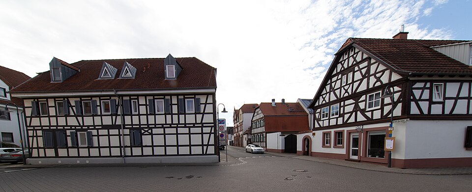 Umzug von Griesheim nach Zypern per Container: Denkmal Griesheim – Foto: K-H.Menges, CC BY-SA 4.0, via Wikimedia Commons Umzug von Griesheim nach Zypern per Container: Denkmal Griesheim