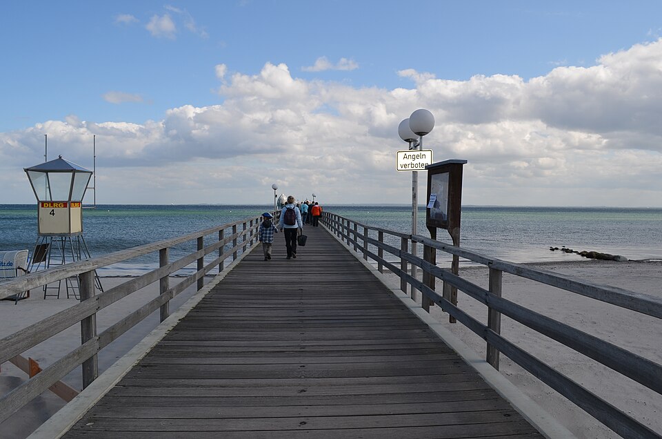 Umzug von Grömitz nach Zypern per Container: Grömitz, die Seebrücke – Foto: Malchen53, CC BY-SA 3.0, via Wikimedia Commons Umzug von Grömitz nach Zypern per Container: Grömitz, die Seebrücke