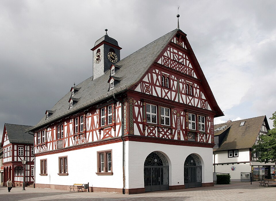 Umzug von Groß-Gerau nach Zypern per Container: Gross Gerau Rathaus in Groß-Gerau