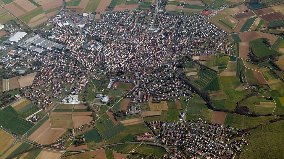 Umzug von Großostheim nach Zypern per Container: Grossostheim in Großostheim – Foto: Dr. Bernd Gross, CC BY-SA 3.0, via Wikimedia Commons Umzug von Großostheim nach Zypern per Container: Grossostheim in Großostheim