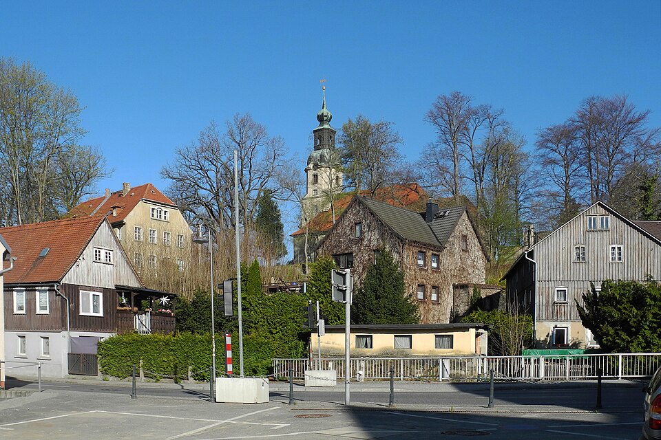 Umzug von Großröhrsdorf nach Zypern per Container: Großröhrsdorf Rödertalplatz – Foto: SchiDD, CC BY-SA 4.0, via Wikimedia Commons Umzug von Großröhrsdorf nach Zypern per Container: Großröhrsdorf Rödertalplatz