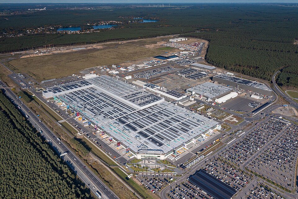 Umzug von Grünheide nach Zypern per Container: Tesla in Grünheide – Foto: Ralf Roletschek, GFDL 1.2, via Wikimedia Commons Umzug von Grünheide nach Zypern per Container: Tesla in Grünheide