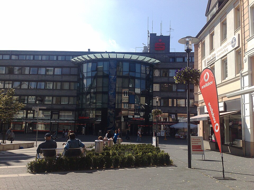 Umzug von Gummersbach nach Zypern per Container: Sparkasse GM in Gummersbach – Foto: Salva88, CC BY-SA 3.0, via Wikimedia Commons Umzug von Gummersbach nach Zypern per Container: Sparkasse GM in Gummersbach