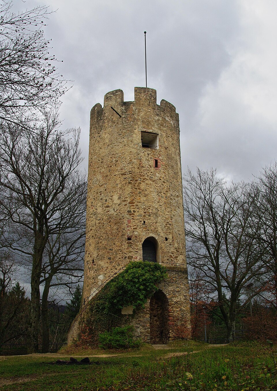 Umzug von Gundelfingen (Baden-Württemberg) nach Zypern per Container: Burg Zähringen (Freiburg im Breisgau) in Gundelfingen ( – Foto: user:Joergens.mi, CC BY-SA 3.0, via Wikimedia Commons Umzug von Gundelfingen (Baden-Württemberg) nach Zypern per Container: Burg Zähringen (Freiburg im Breisgau) in Gundelfingen (