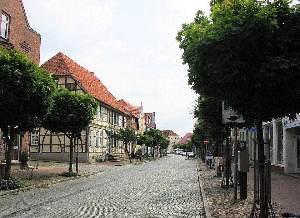 Umzug von Hagenow nach Zypern per Container: Hagenow Lange Straße – Foto: Niteshift (talk), CC BY-SA 3.0, via Wikimedia Commons Umzug von Hagenow nach Zypern per Container: Hagenow Lange Straße