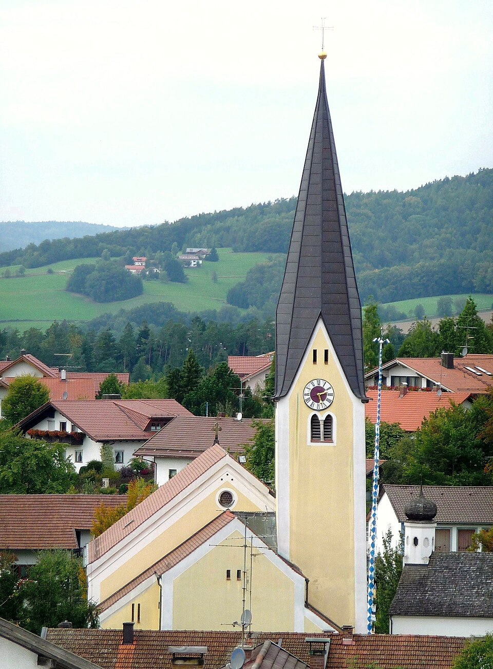 Umzug von Haibach nach Zypern per Container: Kirche St. . Laurentius, Haibach – Foto: Konrad Lackerbeck, CC BY 3.0, via Wikimedia Commons Umzug von Haibach nach Zypern per Container: Kirche St. . Laurentius, Haibach