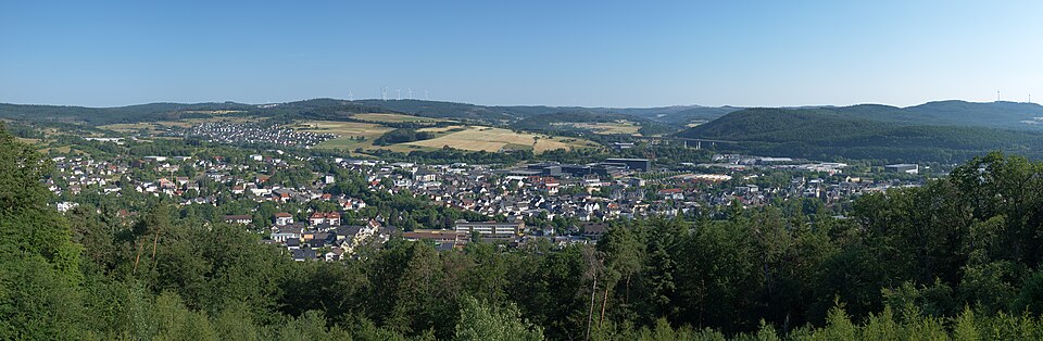 Umzug von Haiger nach Zypern per Container: Haiger Panorama – Foto: Jörg Braukmann, CC BY-SA 4.0, via Wikimedia Commons Umzug von Haiger nach Zypern per Container: Haiger Panorama