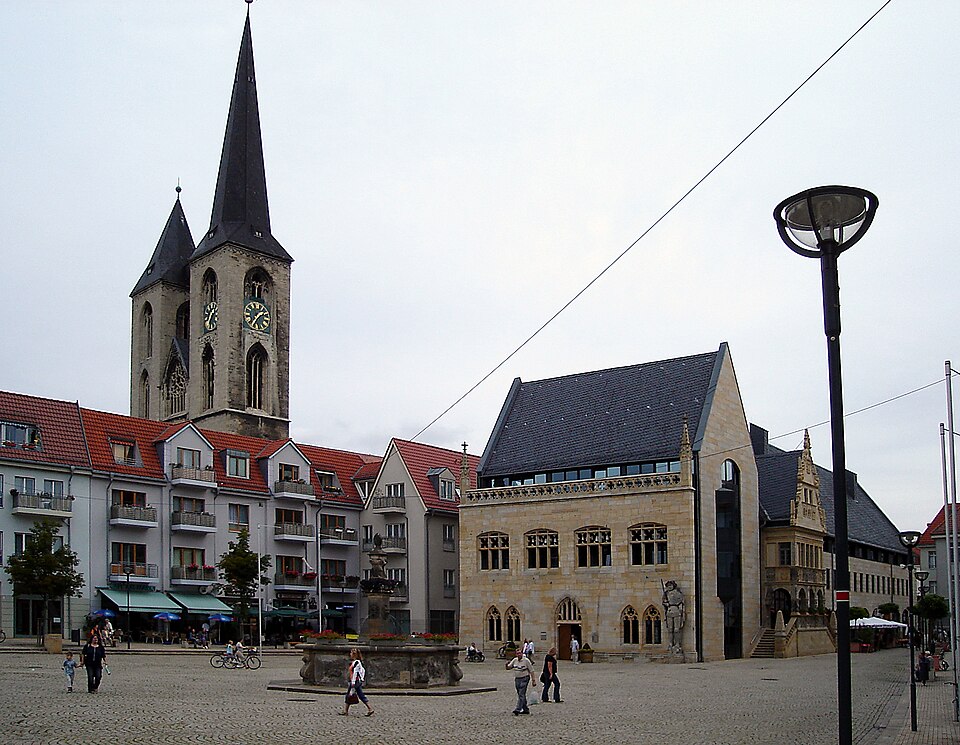 Umzug von Halberstadt nach Zypern per Container: Halberstadt Rathaus Roland Martinikirche – Foto: Mazbln, CC BY-SA 3.0, via Wikimedia Commons Umzug von Halberstadt nach Zypern per Container: Halberstadt Rathaus Roland Martinikirche