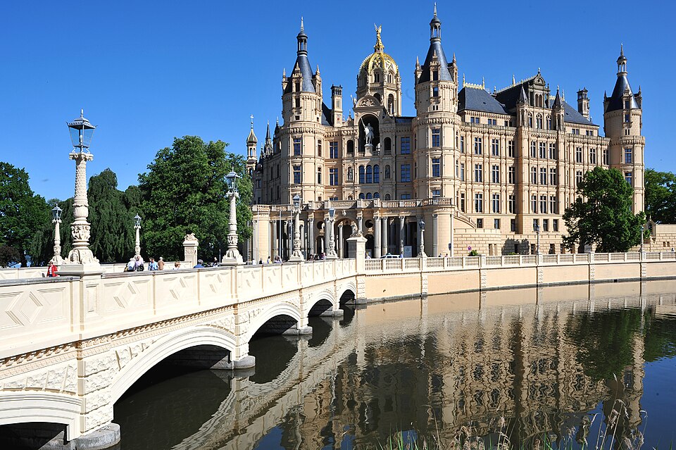Umzug von Halle nach Zypern per Container: Schlossbruecke Schwerin in Halle – Foto: Хрюша, CC BY-SA 3.0, via Wikimedia Commons Umzug von Halle nach Zypern per Container: Schlossbruecke Schwerin in Halle