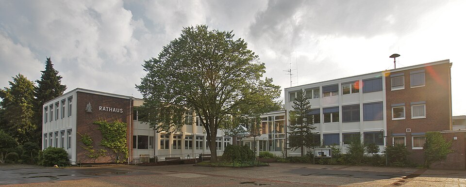 Umzug von Halstenbek nach Zypern per Container: Rathaus Halstenbek