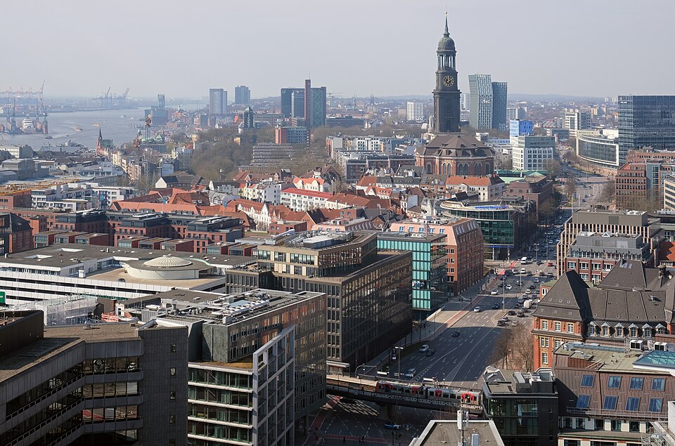 Umzug von Hamburg nach Zypern per Container: Hamburg view St. Nikolai – Foto: kallerna, CC BY-SA 4.0, via Wikimedia Commons Umzug von Hamburg nach Zypern per Container: Hamburg view St. Nikolai