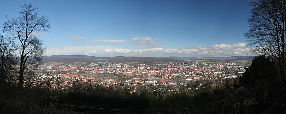 Umzug von Hameln nach Zypern per Container: Hameln Panorama small – Foto: Martin Möller, CC BY-SA 2.0 de, via Wikimedia Commons Umzug von Hameln nach Zypern per Container: Hameln Panorama small