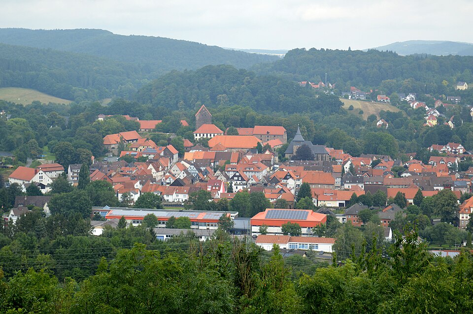 Umzug von Hardegsen nach Zypern per Container: FFH-Gebiet Weper, Gladeberg, Aschenburg, Gladeberg, Blick auf Hardegsen – Foto: Ragnar1904, CC BY-SA 4.0, via Wikimedia Commons Umzug von Hardegsen nach Zypern per Container: FFH-Gebiet Weper, Gladeberg, Aschenburg, Gladeberg, Blick auf Hardegsen