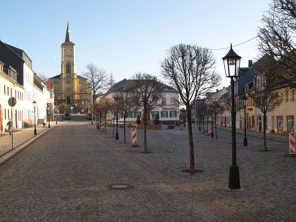 Umzug von Hartha nach Zypern per Container: Hartha Markt – Foto: Tflorstedt, Public domain, via Wikimedia Commons Umzug von Hartha nach Zypern per Container: Hartha Markt