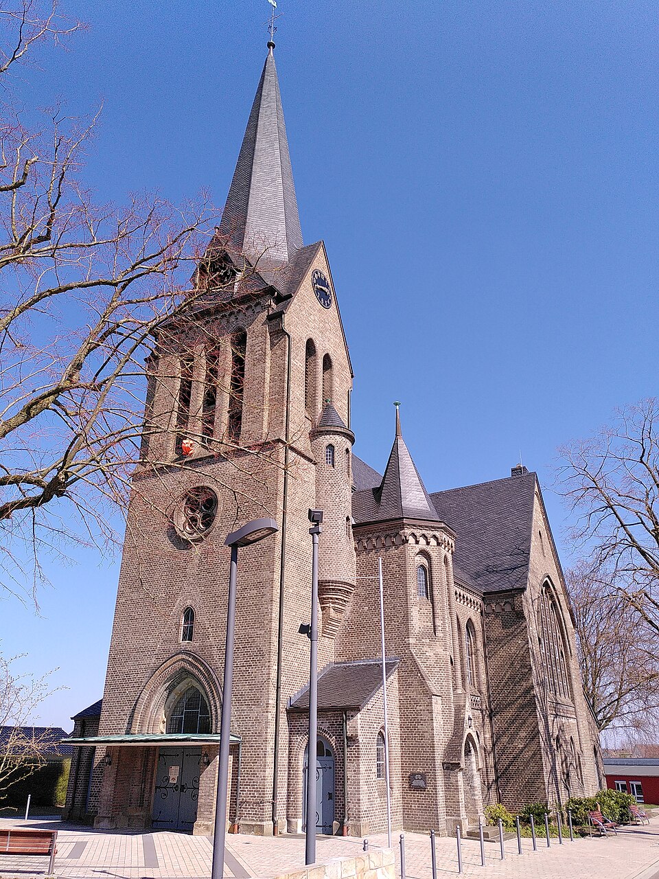 Umzug von Hasbergen nach Zypern per Container: Christuskirche Hasbergen – Foto: Jojeska, CC0, via Wikimedia Commons Umzug von Hasbergen nach Zypern per Container: Christuskirche Hasbergen