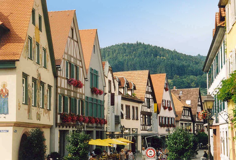 Umzug von Haslach im Kinzigtal nach Zypern per Container: Haslach, Stadtmitte in Haslach im Kinzigtal – Foto: S. Finner at German Wikipedia\n\n(Original text: Siddhartha Finner (Autor von www.badische Umzug von Haslach im Kinzigtal nach Zypern per Container: Haslach, Stadtmitte in Haslach im Kinzigtal