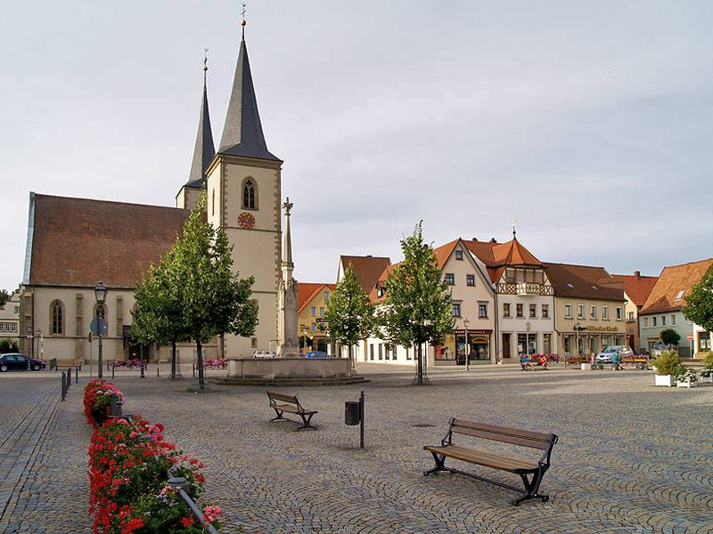 Umzug von Haßfurt nach Zypern per Container: Hassfurt Marktplatz in Haßfurt – Foto: Kreuzschnabel, CC BY 3.0, via Wikimedia Commons Umzug von Haßfurt nach Zypern per Container: Hassfurt Marktplatz in Haßfurt