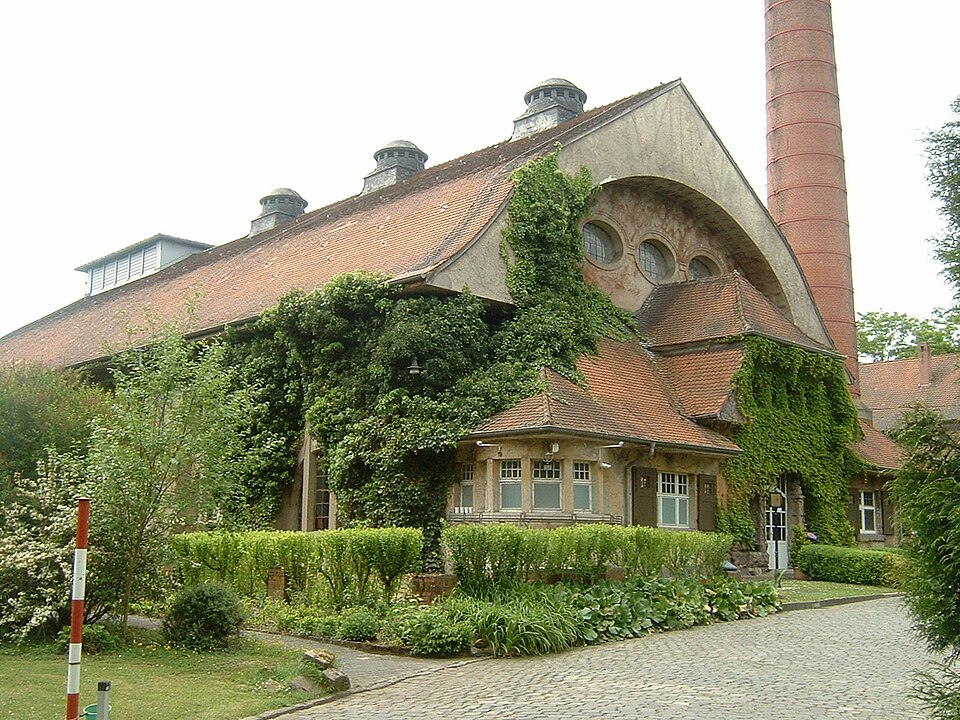 Umzug von Hattersheim am Main nach Zypern per Container: Wasserwerk Hattersheim in Hattersheim am Main – Foto: Peng 16:36, 22 May 2008 (UTC), CC BY-SA 3.0, via Wikimedia Commons Umzug von Hattersheim am Main nach Zypern per Container: Wasserwerk Hattersheim in Hattersheim am Main