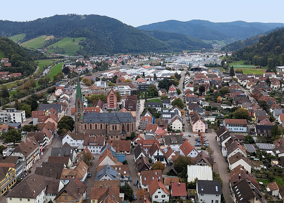 Umzug von Hausach nach Zypern per Palette: Burgruine Husen- -gje – Foto: Gerd Eichmann, CC BY 4.0, via Wikimedia Commons Umzug von Hausach nach Zypern per Palette: Burgruine Husen- -gje