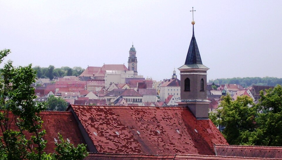 Umzug von Hechingen nach Zypern per Container: Klosterkirche St.Luzen (Hechingen) Dächer – Foto: Muesse, CC BY-SA 3.0, via Wikimedia Commons Umzug von Hechingen nach Zypern per Container: Klosterkirche St.Luzen (Hechingen) Dächer