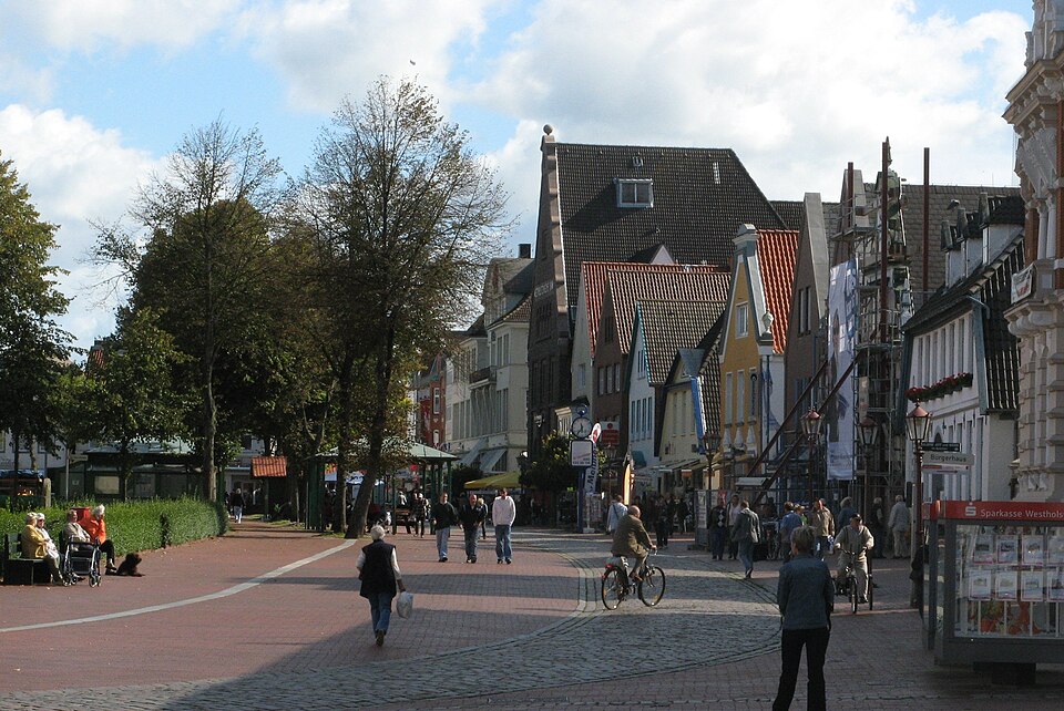 Umzug von Heide nach Zypern per Container: Heide am markt – Foto: Dirk Ingo Franke, CC BY-SA 2.0 de, via Wikimedia Commons Umzug von Heide nach Zypern per Container: Heide am markt